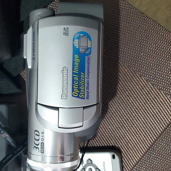 Used Panasonic 3CCD Mega O.I.S.Camcorder with carrying case,charger and remote - Picture 3 of 11